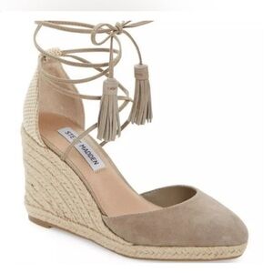 Steve Madden bestow taupe suede size 8. Lace up espadrille shoe